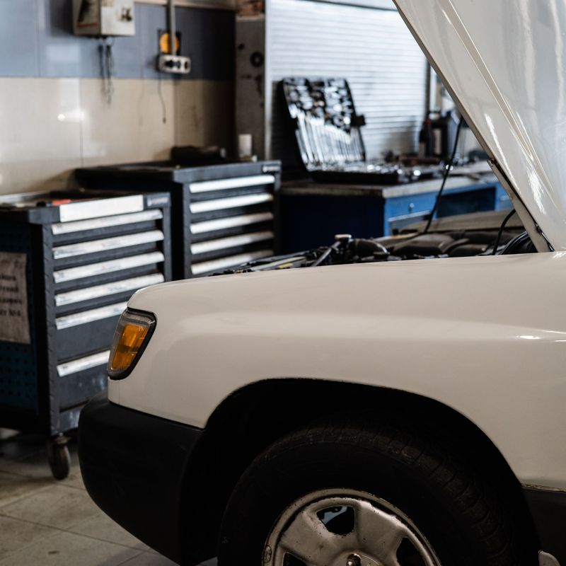 Vehicle with its bonnet open in the workshop